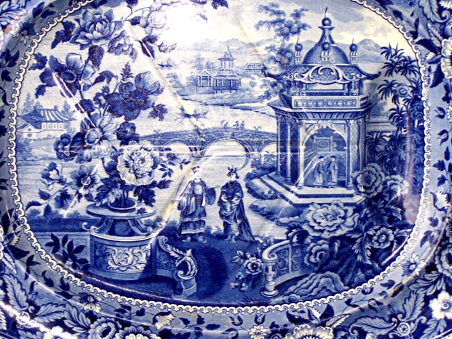 An early 19th century English Staffordshire Porcelain 'Well and Tree' pattern serving platter by Ridgway circa 1820. — image 2